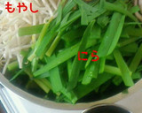 A picture of step 2 of Stamina-Boosting Pork, Chinese Chives, and Bean Sprouts Stir-fry.