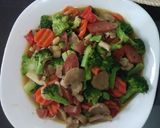 Foto langkah ke 1 dari resep Tumis Brokoli wortel bakso sosis.