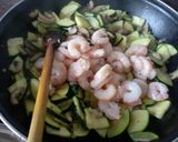 Foto del paso 5 de la receta: Salteado de langostinos, champiñones y calabacín