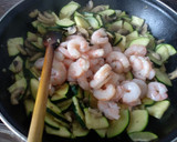 Foto del paso 5 de la receta: Salteado de langostinos, champiñones y calabacín