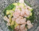 Foto del paso 3 de la receta Ensalada de rúcula, aguacate y gambas