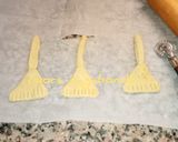 Foto del passaggio 6 della ricetta Calze e scopette della Befana di pasta frolla senza uova