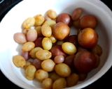 Hình bước làm 1 của món Làm nho khô và mận khô bằng nckd