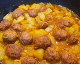 Foto del paso 3 de la receta: Guiso de patatas con albóndigas de pollo y pavo