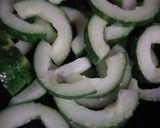 Foto langkah ke 1 dari resep Sautéed cucumber tomato.