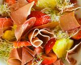 Hình bước làm 2 của món Salad Thơm, Dâu Tây, Phô Mai Feta & Jambon Iberico