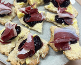 Foto del paso 4 de la receta: Canapés de jamón de pato con salsa casera de arándanos