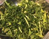 Une image de l'étape 3 de Salade de pissenlit et endive rouge aux herbes fraîches.