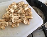 Foto del paso 3 de la receta: Consomé con fideos maní y champiñones