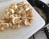 Foto del paso 3 de la receta: Consomé con fideos maní y champiñones