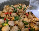 Foto langkah ke 4 dari resep Oseng Bakso Kecap.