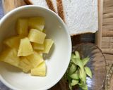 Gambar langkah 1 resipi Sandwich avocado nenas telur berkeju.