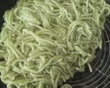Foto langkah ke 1 dari resep Mie Ayam Hijau Goreng.