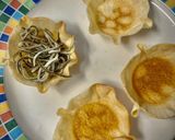 Foto del paso 4 de la receta: Cestitas de gulas al ajillo con falso huevo de codorniz