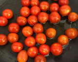 Foto del paso 1 de la receta: Tomatitos Cherrys confitados en sartén (ideales para guarnición)