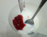 Foto del paso 1 de la receta: Batido de yogurt y mermelada de fresa