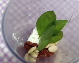 Foto del passaggio 2 della ricetta Pennette di grano saraceno con pesto di ricotta, pomodori secchi e mandorle