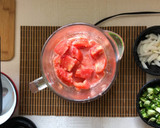 Foto del paso 2 de la receta: Salsa de Pollo Feliz | Salsa de Jitomate Cruda