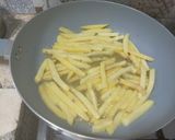Foto del paso 4 de la receta: Ensalada de Lechuga y Tomate con Papas Fritas y Huevo Frito