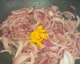 Foto del paso 3 de la receta: Bonito con cebolla caramelizada al curcuma y lima