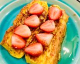 Hình bước làm 2 của món French toast - 2 Cách ăn sandwich với dâu tây cho bữa sáng nhanh gọn