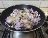 A picture of step 2 of Chicken Breast with Onions and White Wine.
