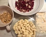 Foto del passaggio 1 della ricetta Gnocchi Gorgonzola, Radicchio e Noci
