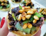 Foto del paso 6 de la receta: Canapés de morcilla con pak choi y piñones a la miel