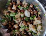 A picture of step 4 of Aloo chana bhel.
