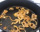 Omlós, fűszeres csirkemell pikáns szószban recept fázis 2 fotója