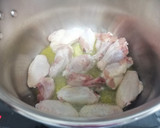 Foto del paso 1 de la receta: Pollo guisado en olla express
