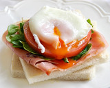 Foto del paso 3 de la receta: Tostadas con huevos escalfados y jamón