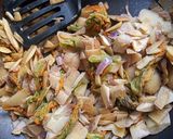 Foto del paso 2 de la receta: Guiso de cáscara de papa y flor de calabaza 🍂🥔