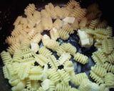 Foto del paso 2 de la receta: Pasta con coles de Bruselas y queso de cabra