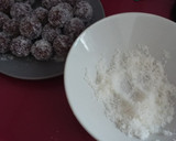 Foto del paso 2 de la receta: Bolitas energéticas de arándanos, nueces, almendras y uvas pasas