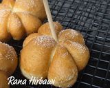 صورة لخطوة 6 من وصفة دونتس قطنية على شكل يقطين (Pumpkin Donuts) بعجينة هشة ولذيذة 🎃🍩