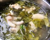 Hình bước làm 2 của món Canh Chua Gà Nấu Lá Giang