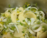 Foto del paso 1 de la receta: Crema fría de puerro y pera