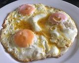A picture of step 2 of Runny fried eggs.