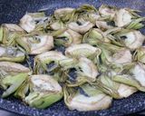 A picture of step 1 of Seafood paella with artichokes.