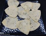 चाशनी गुजिया परतों वाली नमक पारे (chasni gujiya parato wali namak pare recipe in Hindi) रेसिपी चरण 11 फोटो
