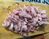 Une image de l'étape 4 de Salade de tomates à l'oignon rouge, jambon blanc, basilic et burrata.