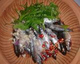 Hình bước làm 1 của món Cá Linh Kho lá Nghệ