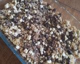 Une image de l'étape 4 de Crumble banane fruits rouges noisettes chocolat.
