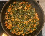 Foto del paso 4 de la receta: Tortilla de batata, pimiento y espinacas
