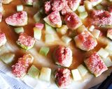 Une image de l'étape 2 de Tarte fine à la rhubarbe et aux figues fraîches du jardin.