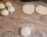 Foto del paso 2 de la receta: Pan con patatas en sartén (plăcinte cu cartofi fără dospit)