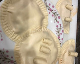 Foto del paso 3 de la receta: Empanadillas de atún olivas negras y queso de fundir