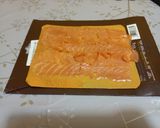 Foto del passaggio 1 della ricetta Stelle di pancarré con salmone e formaggio spalmabile