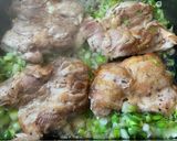 Foto del paso 2 de la receta: Muslitos de pollo deshuesado con salsa de puerros
